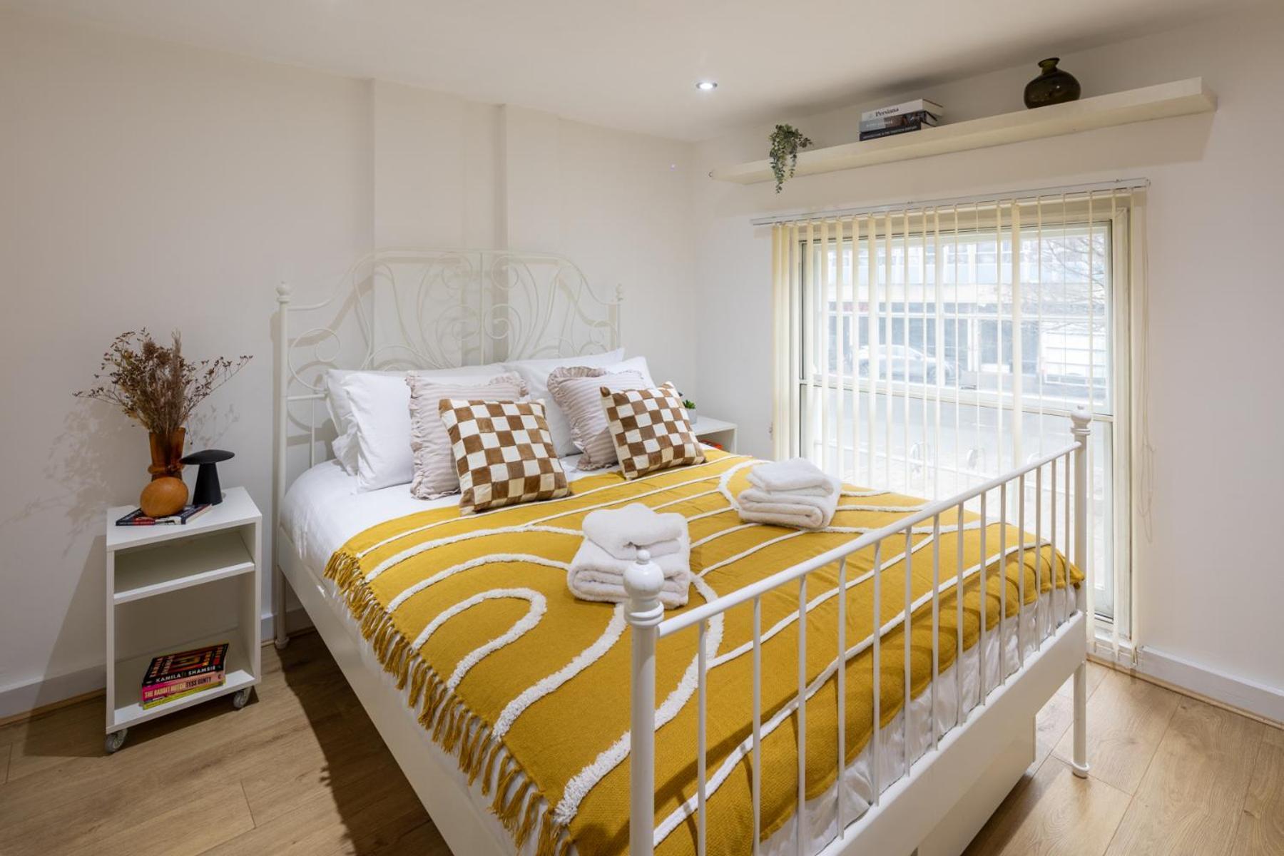 Flat-2bedrooms-2bath-by Fabaccommodation Apartment