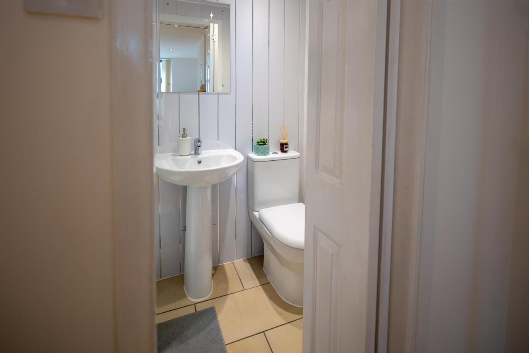 Flat-2bedrooms-2bath-by Fabaccommodation